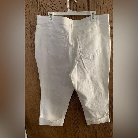 Terra & Sky Women’s White Destressed Capri - Picture 4 of 9